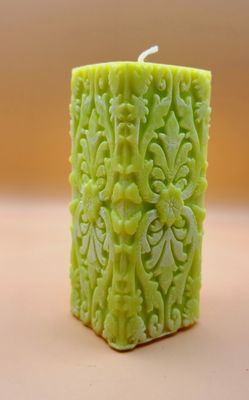 Wunderschöne Kerze mit Ornamenten