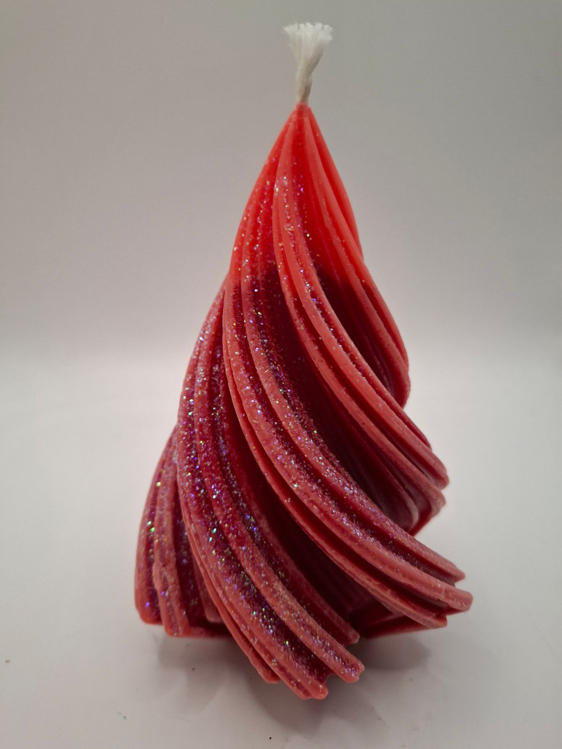 Kerze in Kegelform mit gedrehtem Design – Elegantes Lichtobjekt