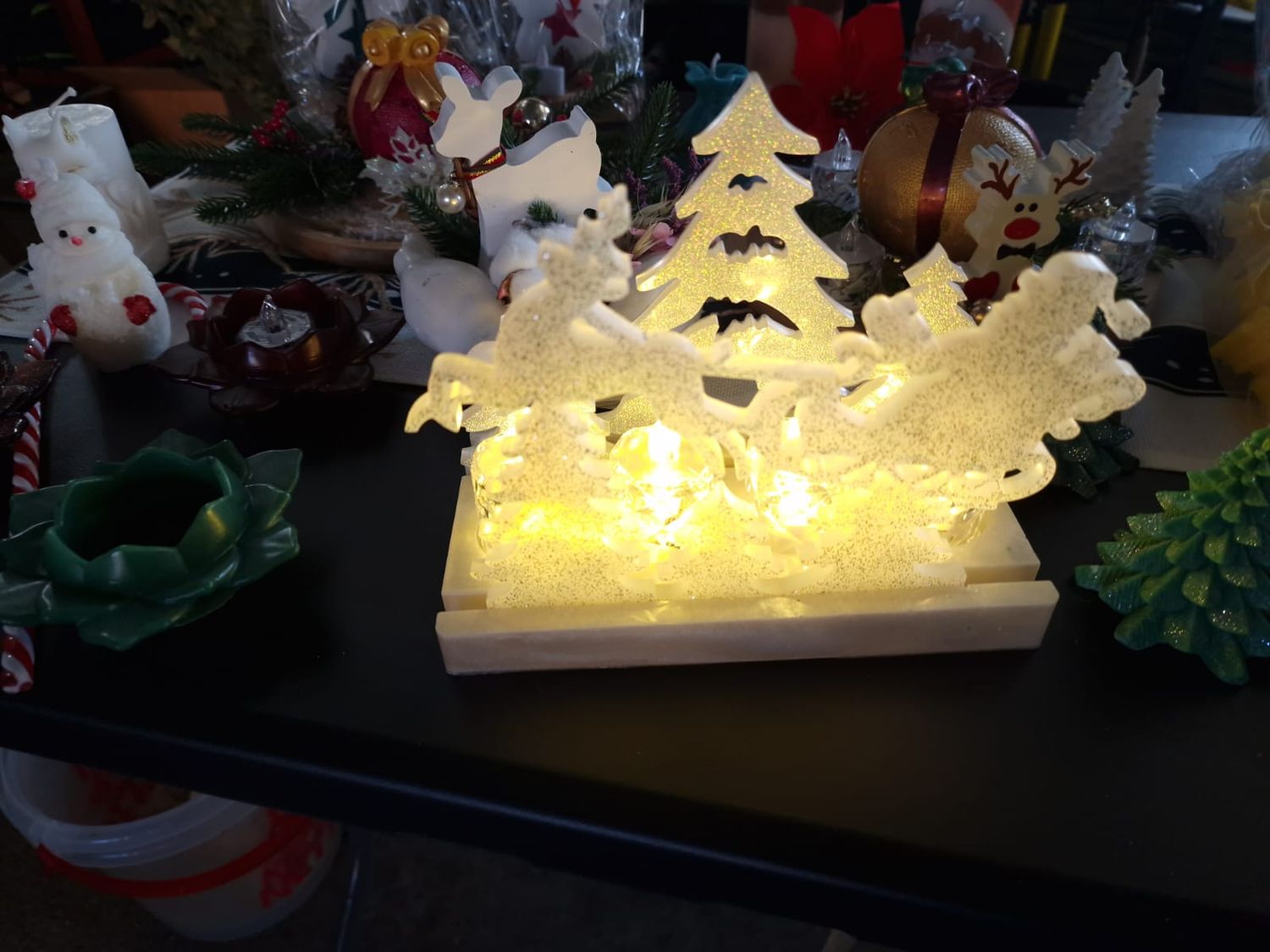 Weihnachtsarrangement aus Epoxidharz – Weihnachtsmann mit Rentieren im festlichen Glanz