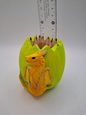 Stiftehalter in Form eines Ei mit Drachenelement