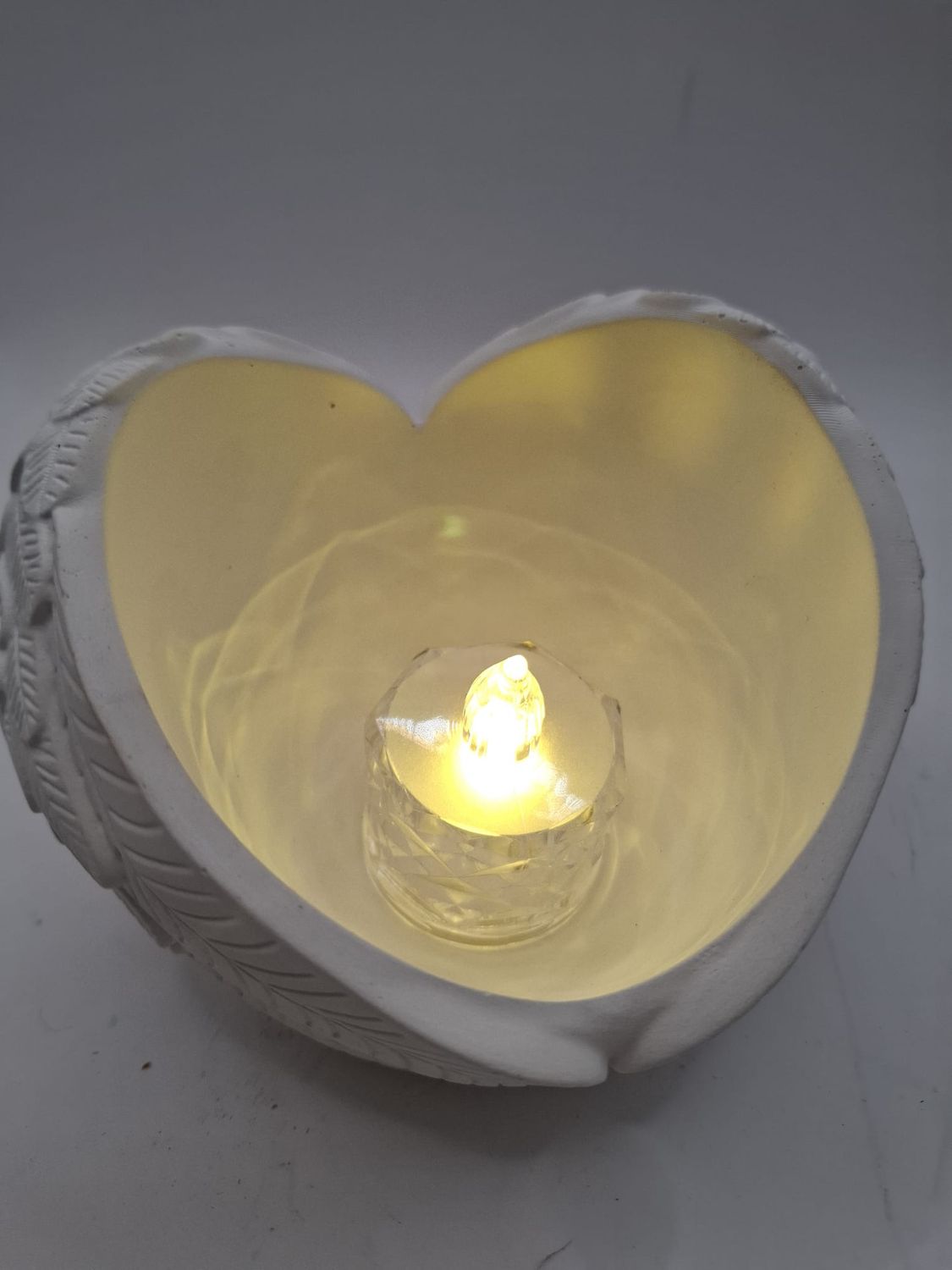 Engelsflügel aus Gips mit Teelicht