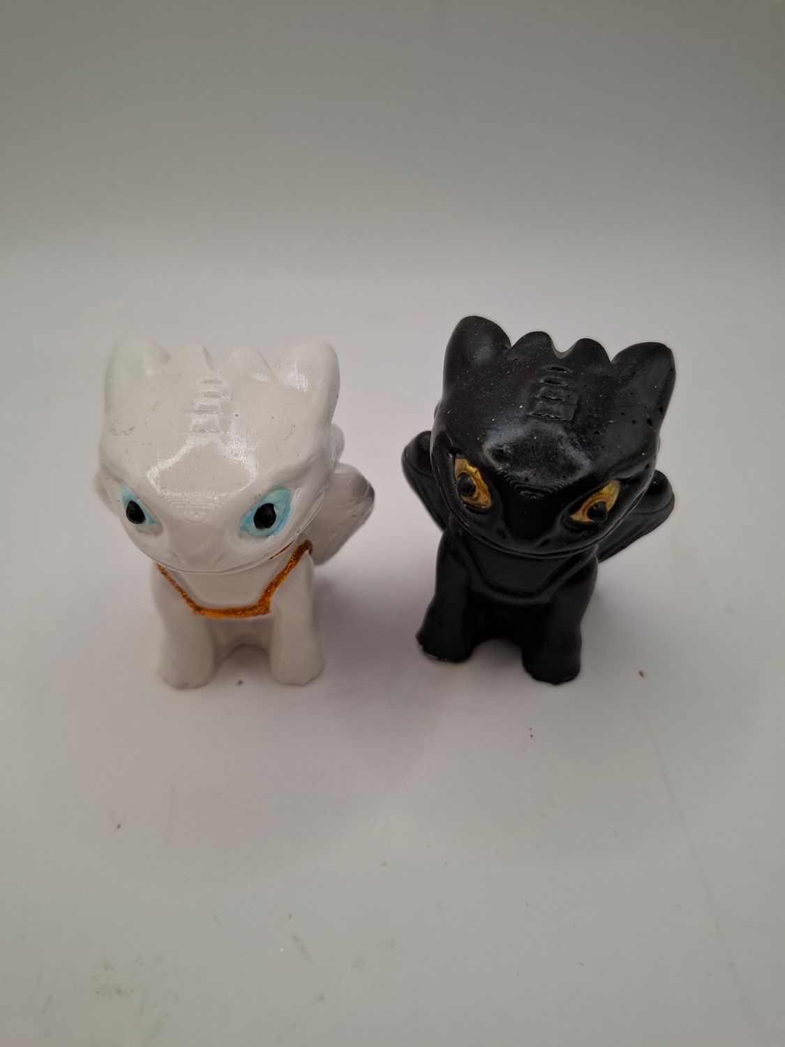 Kleine Figuren aus Gips in Drachen‑Optik