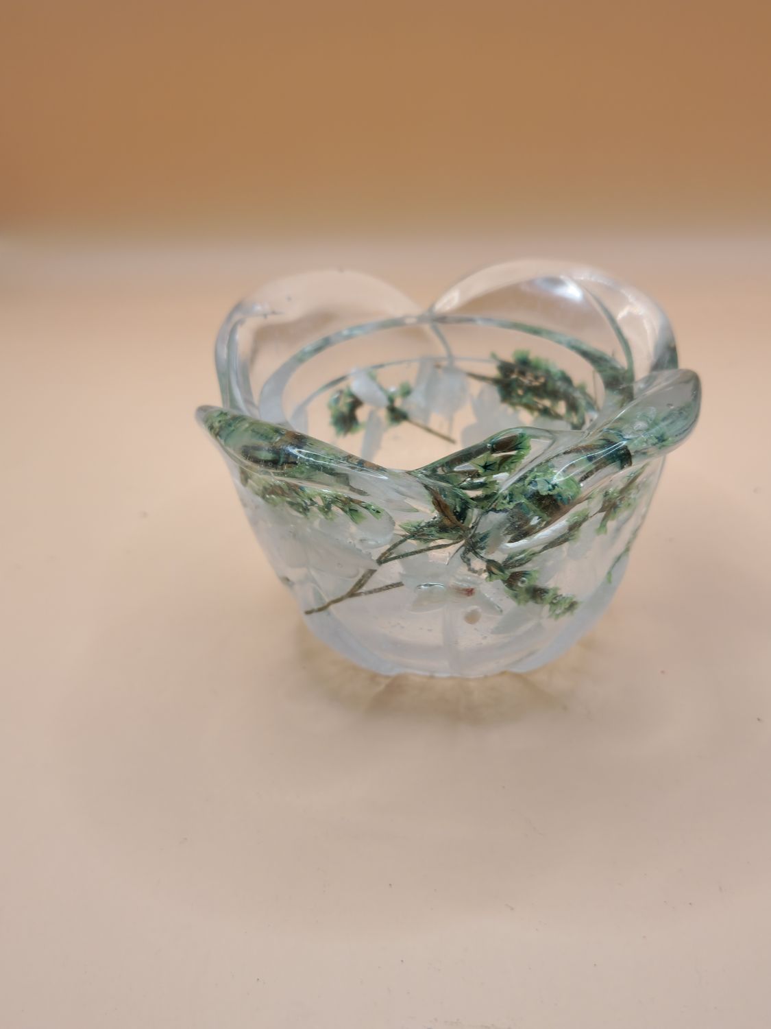 Teelichthalter aus Epoxidharz in Blumenform