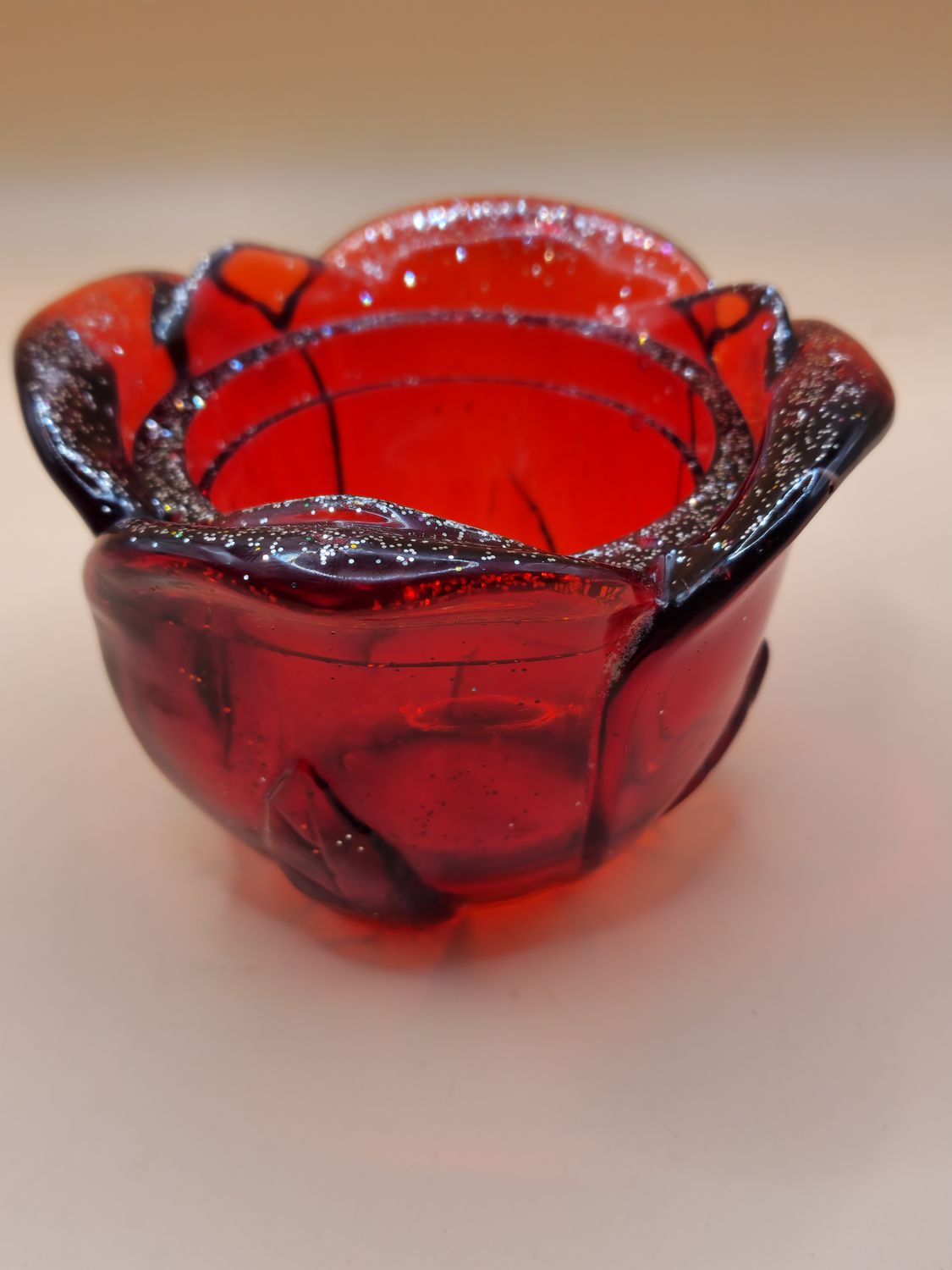 Teelichthalter aus Epoxidharz in Blumenform mit Farbverlauf