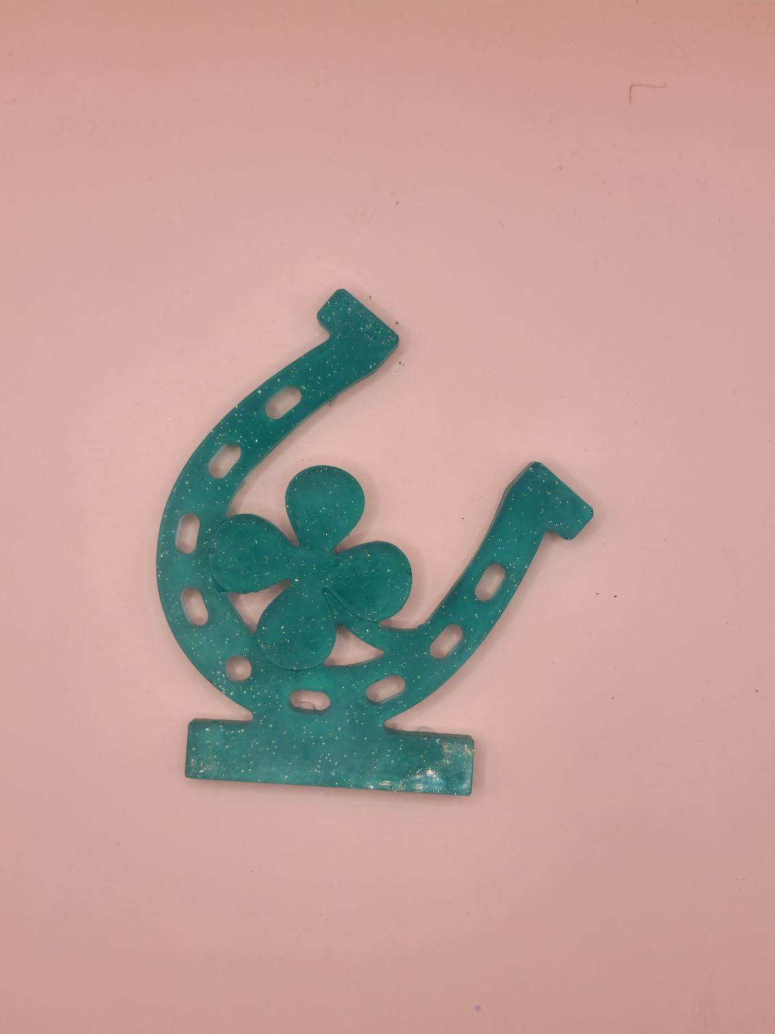 🍀🕯️ Hufeisen aus Epoxidharz – Glücksbringer mit oder ohne Teelichthalter