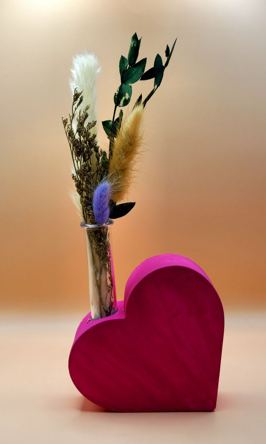 Kerze aus Gips mit Einzelblumen‑Deko im Röhrchen