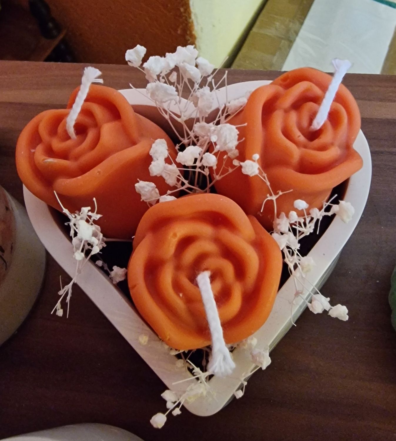 Gips‑Herz mit 3 Rosen – elegante Duftkerze mit edlem Rosenduft für romantische Momente