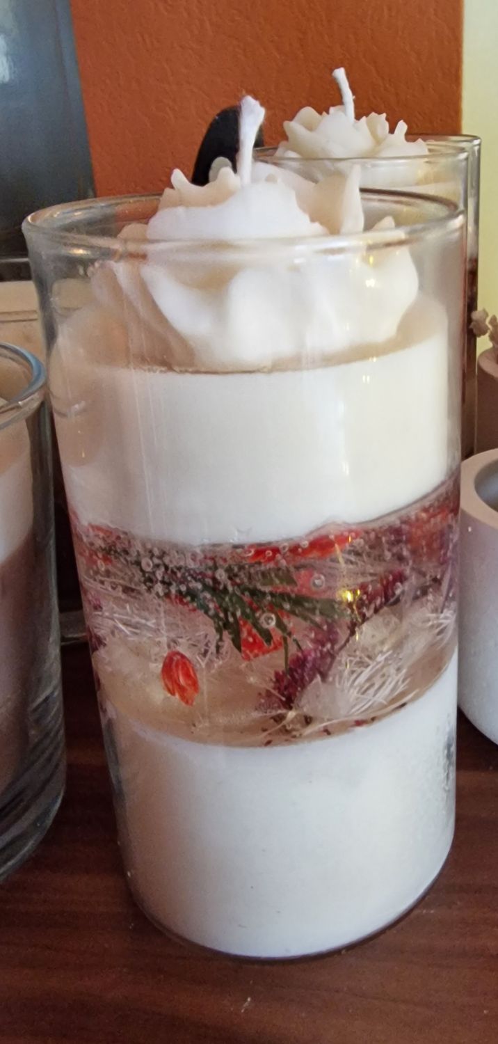 Kerze und Gelkerze mit Blumeneinlage – stilvolle Kombination aus Licht, Eleganz und natürlicher Schönheit