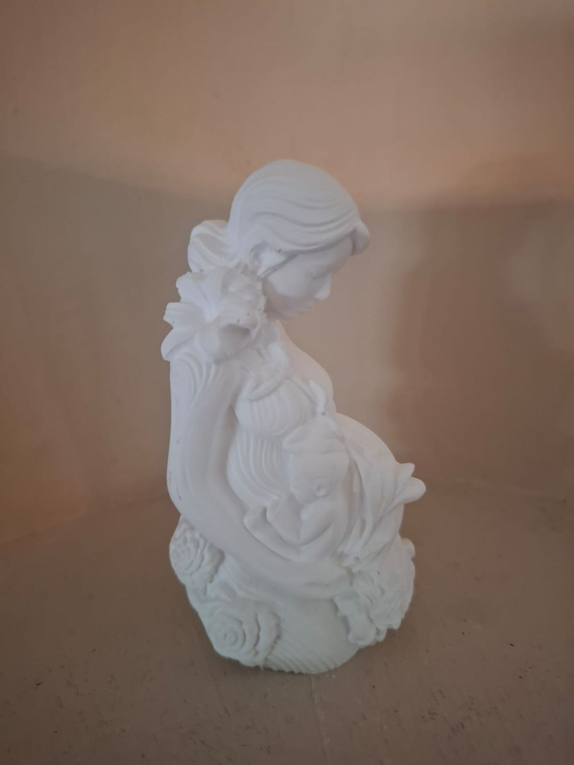 Kleine Gipsfigur „Mutti mit Baby“