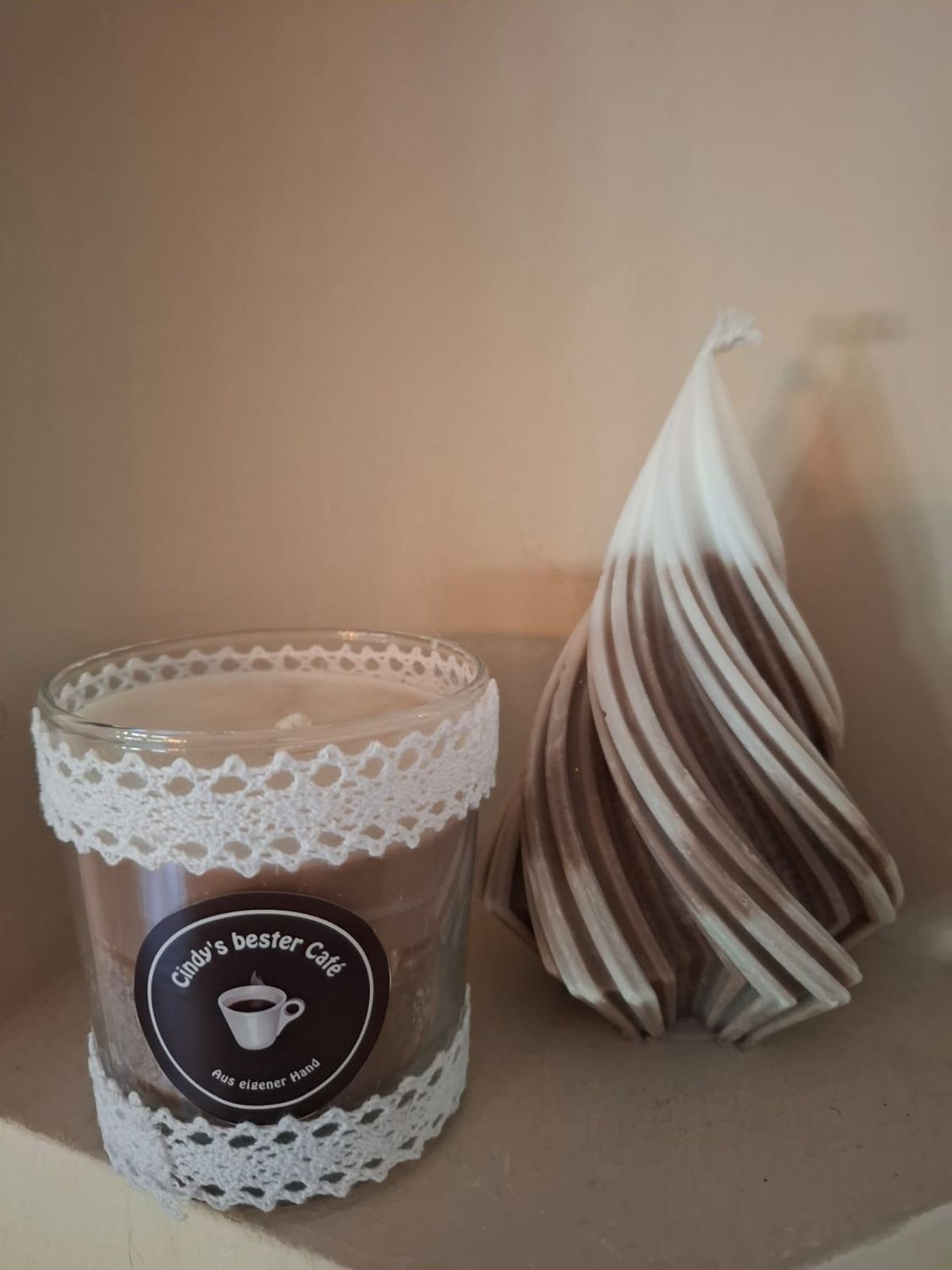 Kaffeetrinker‑Set mit 2 Kerzen im Kaffeeduft