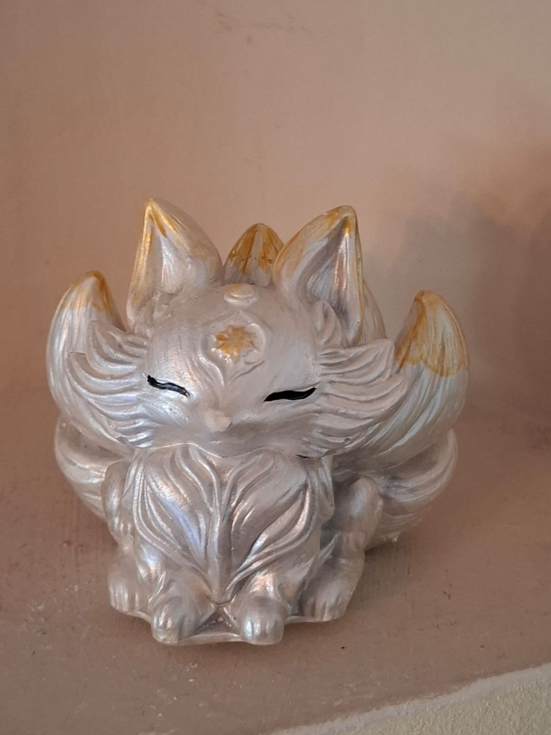 Handbemalte Kitsune aus Gips