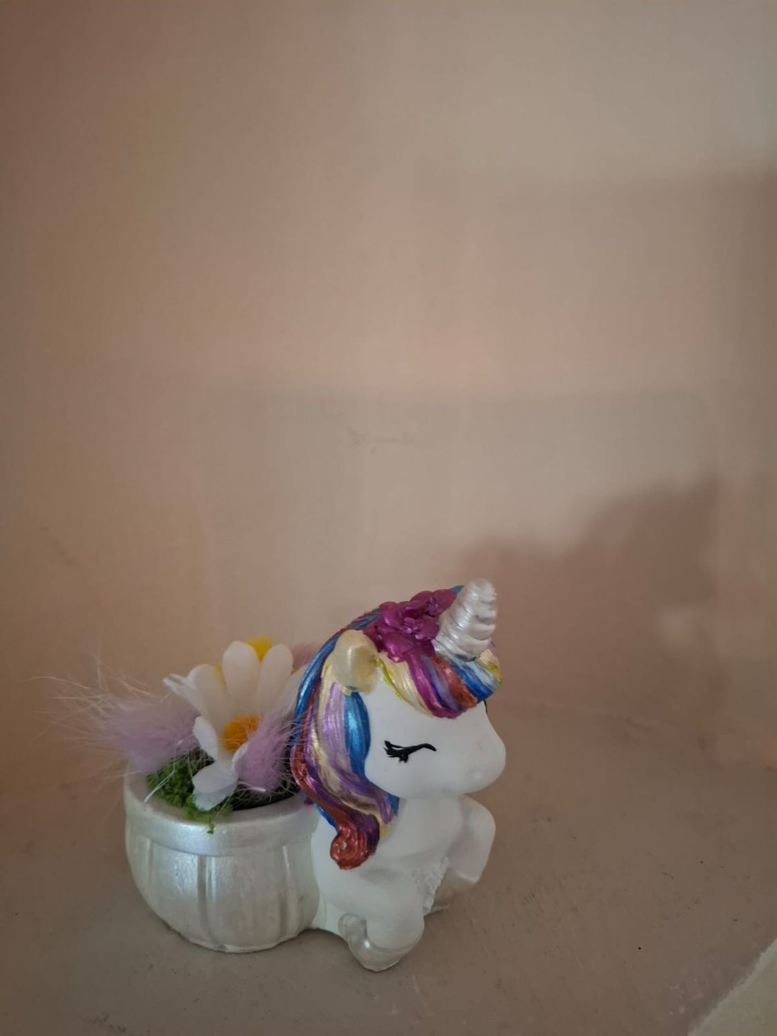 Einhorn aus Gips mit kleinem Gefäß