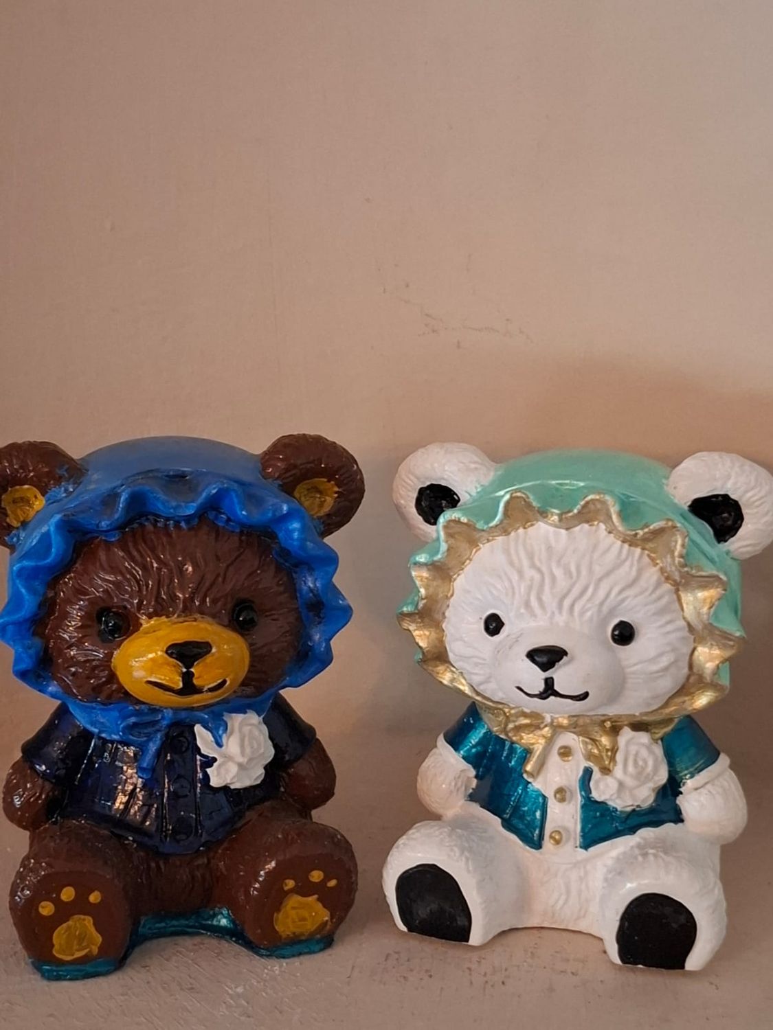Niedliche Bärchen aus Gips im süßen Babyoutfit