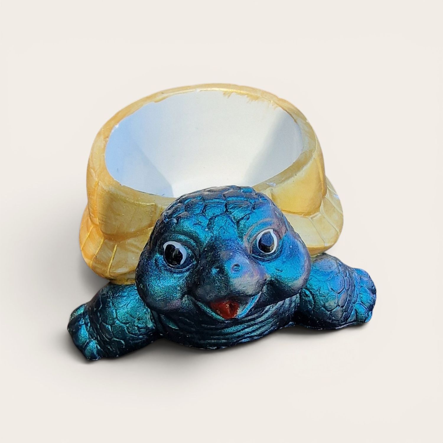 Süße Schildkröte mit Topf für Minipflanze