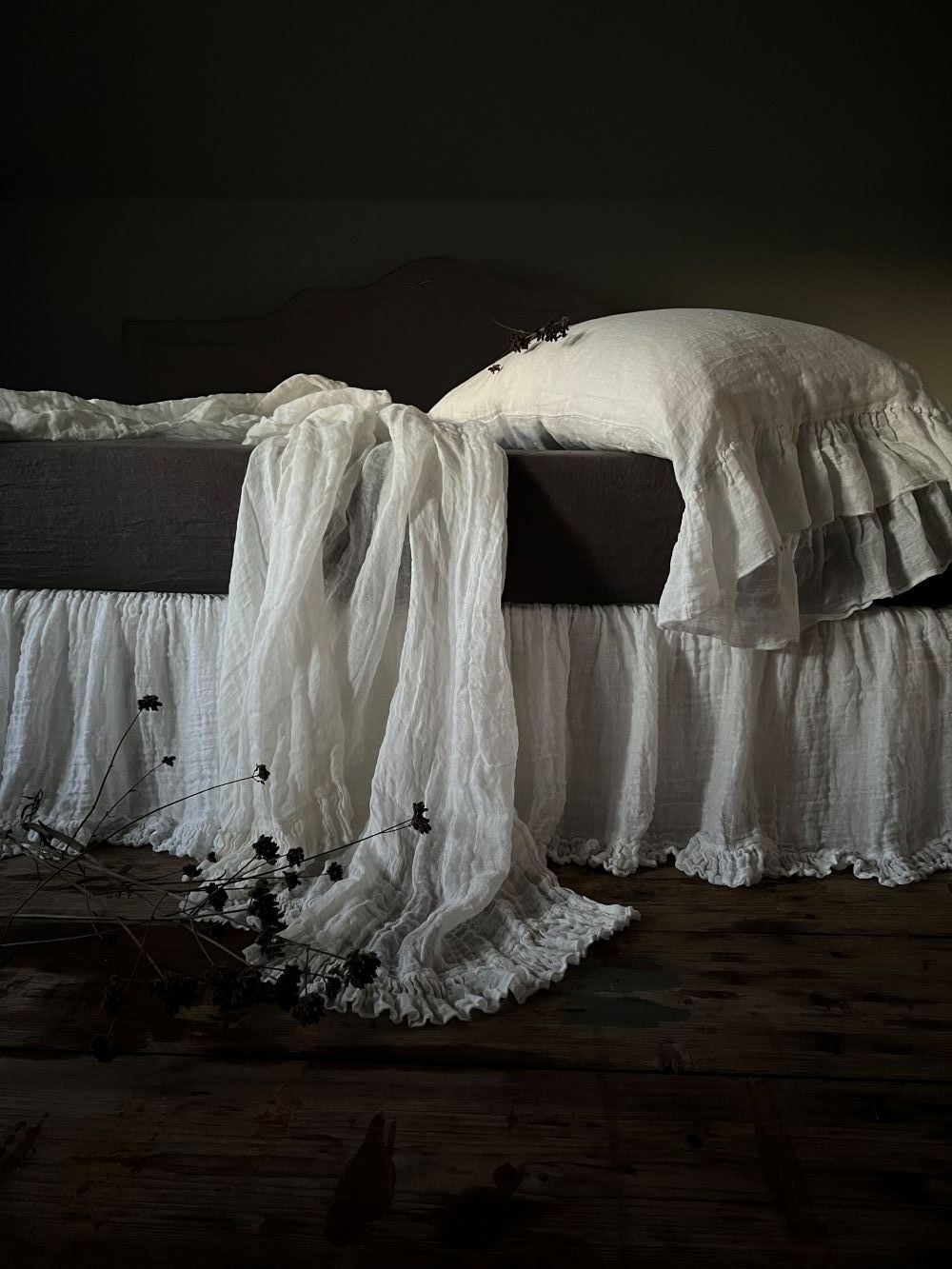 Pure linen bed scarf &#39;Sisi&#39; collection
Handmade item 
- Ready to ship 5-7 days