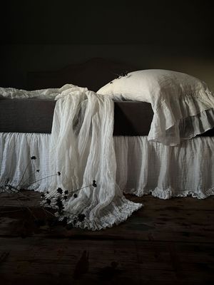 Pure linen bed scarf &#39;Sisi&#39; collection
Handmade item 
- Ready to ship 5-7 days