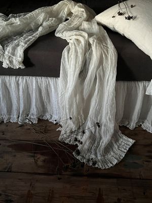 Pure linen bed scarf &#39;Sisi&#39; collection
Handmade item 
- Ready to ship 5-7 days