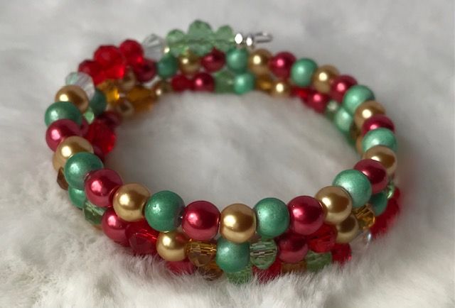 Red, Green &amp; Gold Holiday Memory Wire Bracelet – Festive Elegance with Pearl &amp; Faceted Accents