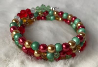 Red, Green &amp; Gold Holiday Memory Wire Bracelet – Festive Elegance with Pearl &amp; Faceted Accents