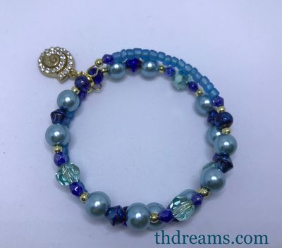 Ocean Blues Memory Wire Bracelet – Coastal Elegance with Seashell Charm