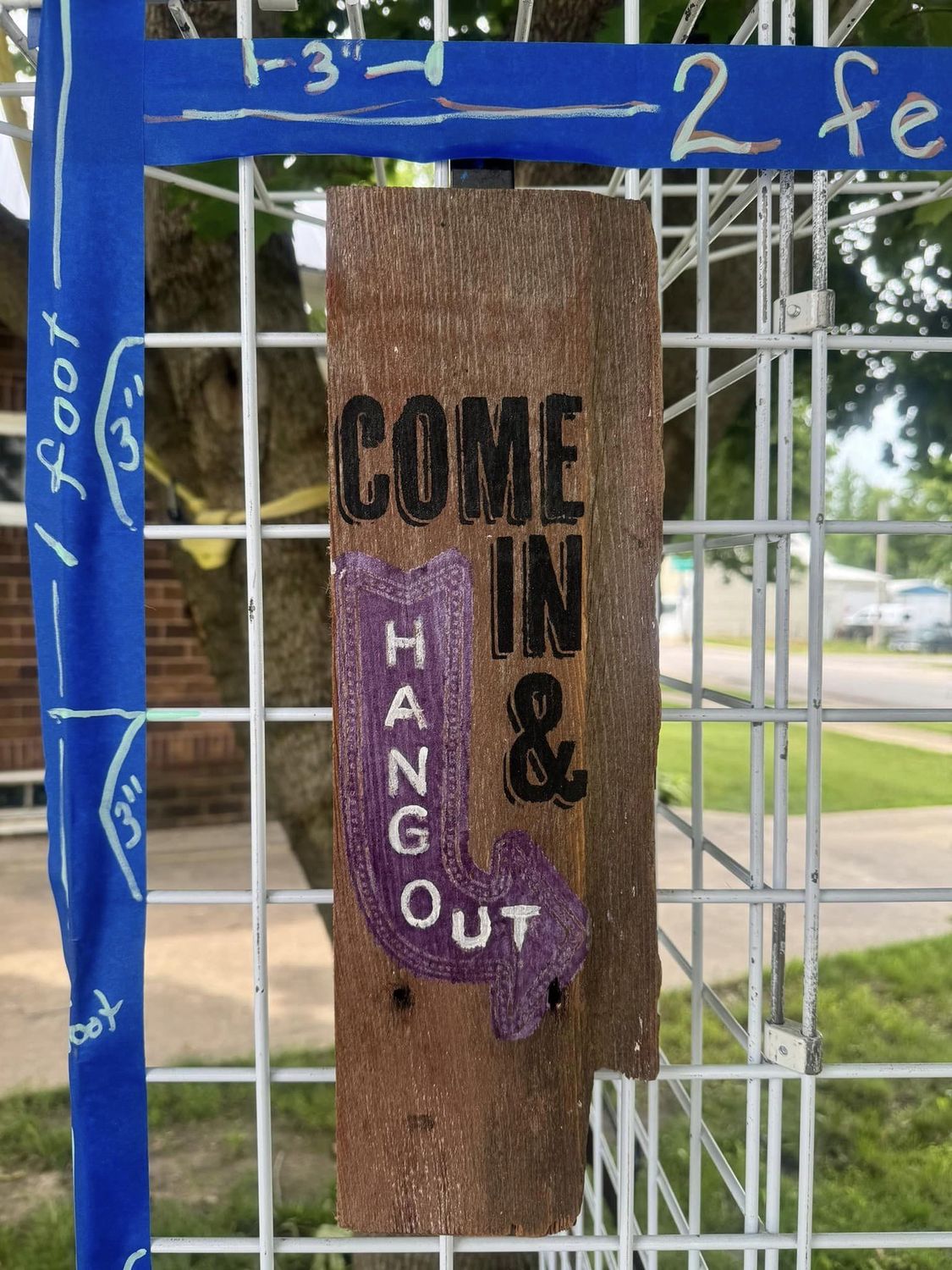 Come In and Hang Sign