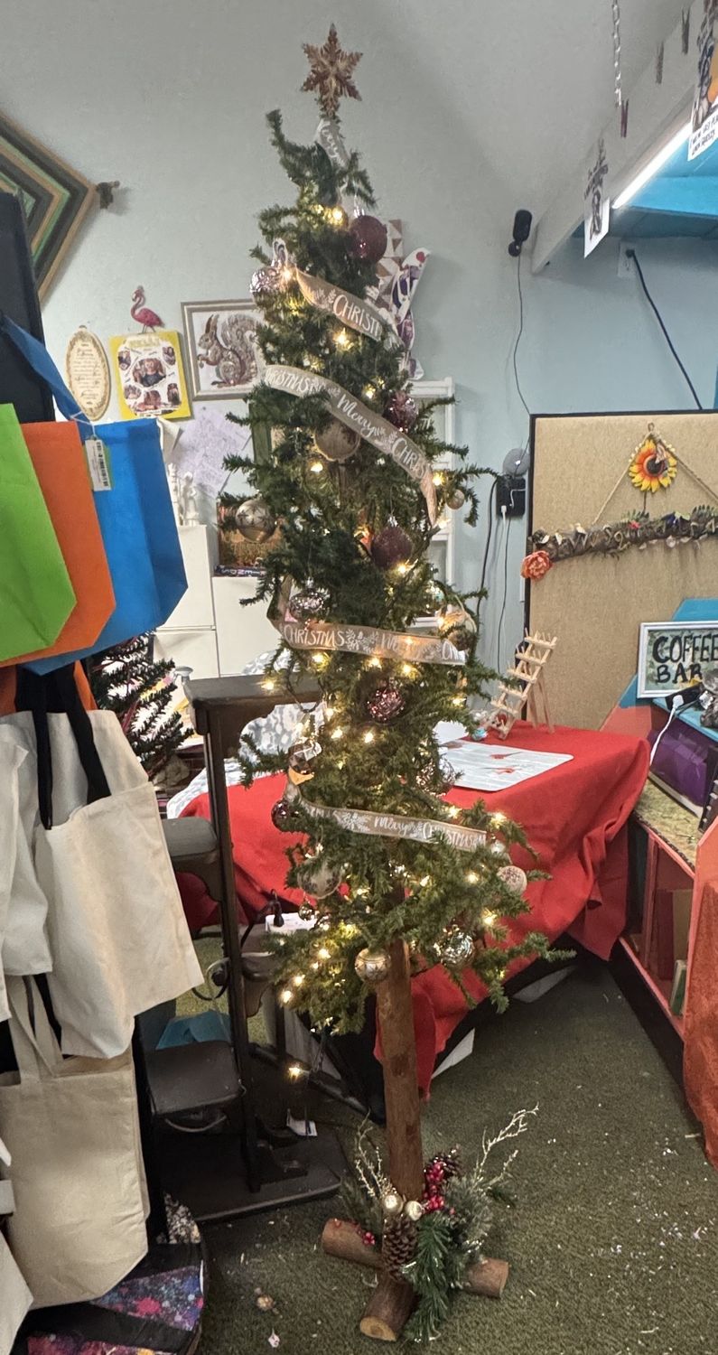 SS 6ft Narrow Decorated Tree