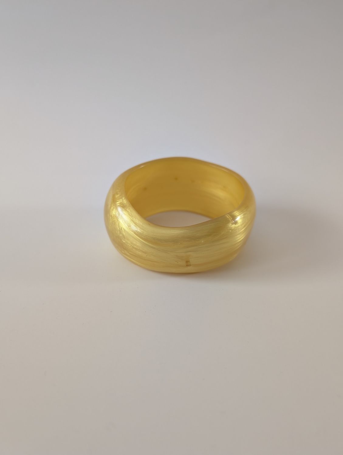UNBRANDED 1990s Deadstock Pearlized Yellow Acrylic Bangle Bracelet