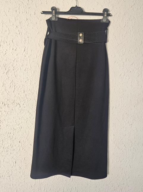 Falda recta con cinturón negra
