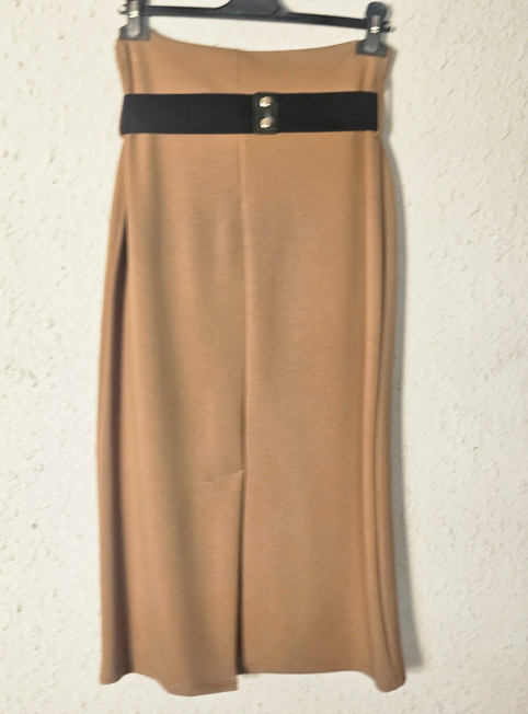 Falda recta con cinturón camel