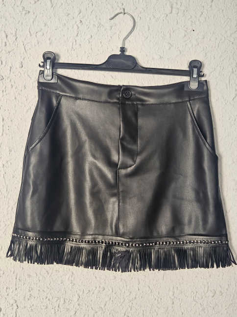 Falda polipiel con flecos y bolsillos negra