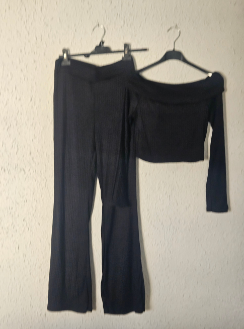 Conjunto de punto cuello barco y acampanado