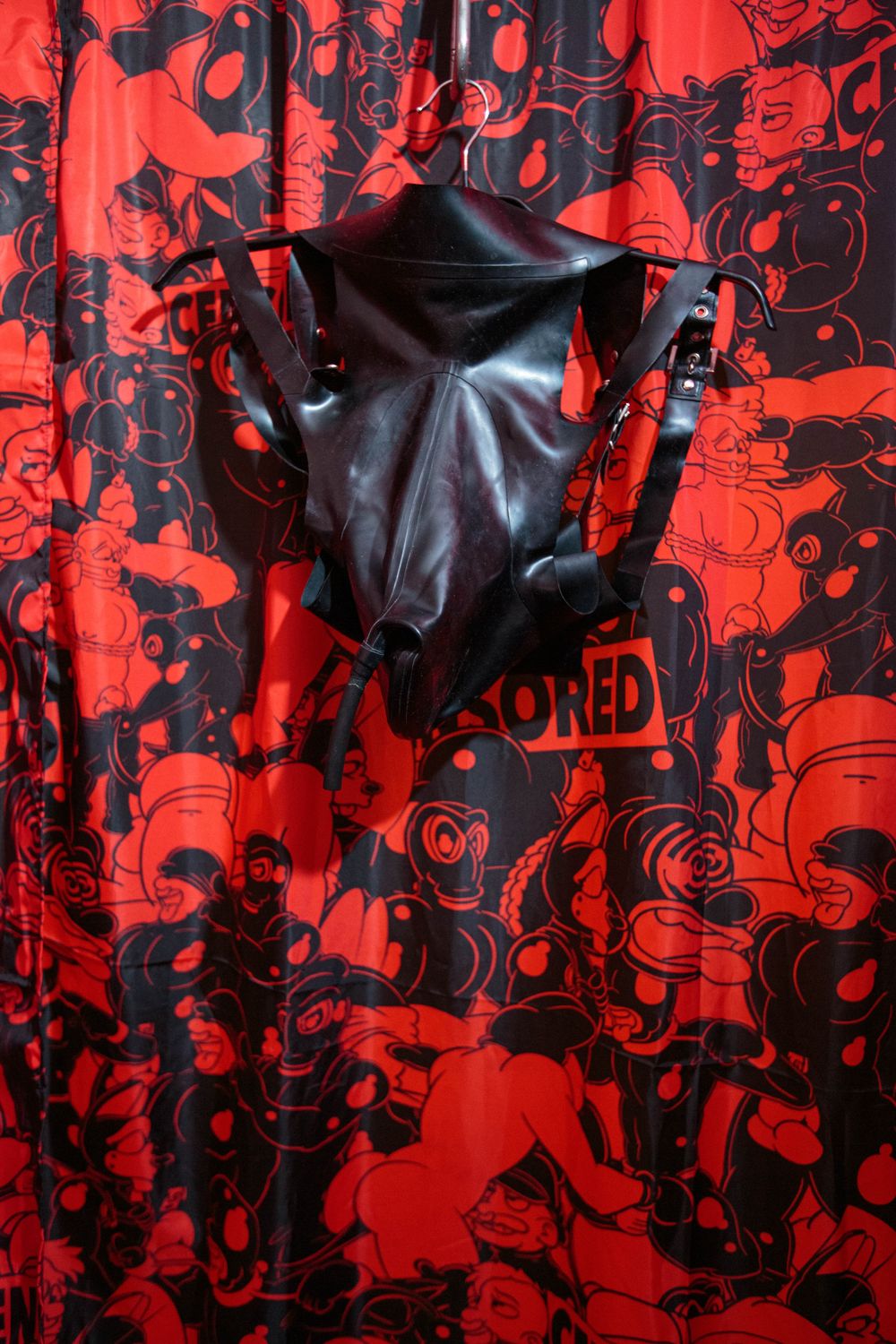 Demask latex piss pants