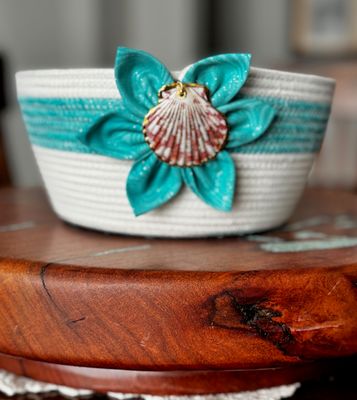 Coastal Rope Bowl with Seashell Accent – Turquoise Beach Basket, Nautical Decor, Handmade Storage Bowl, Ocean-Themed Gift