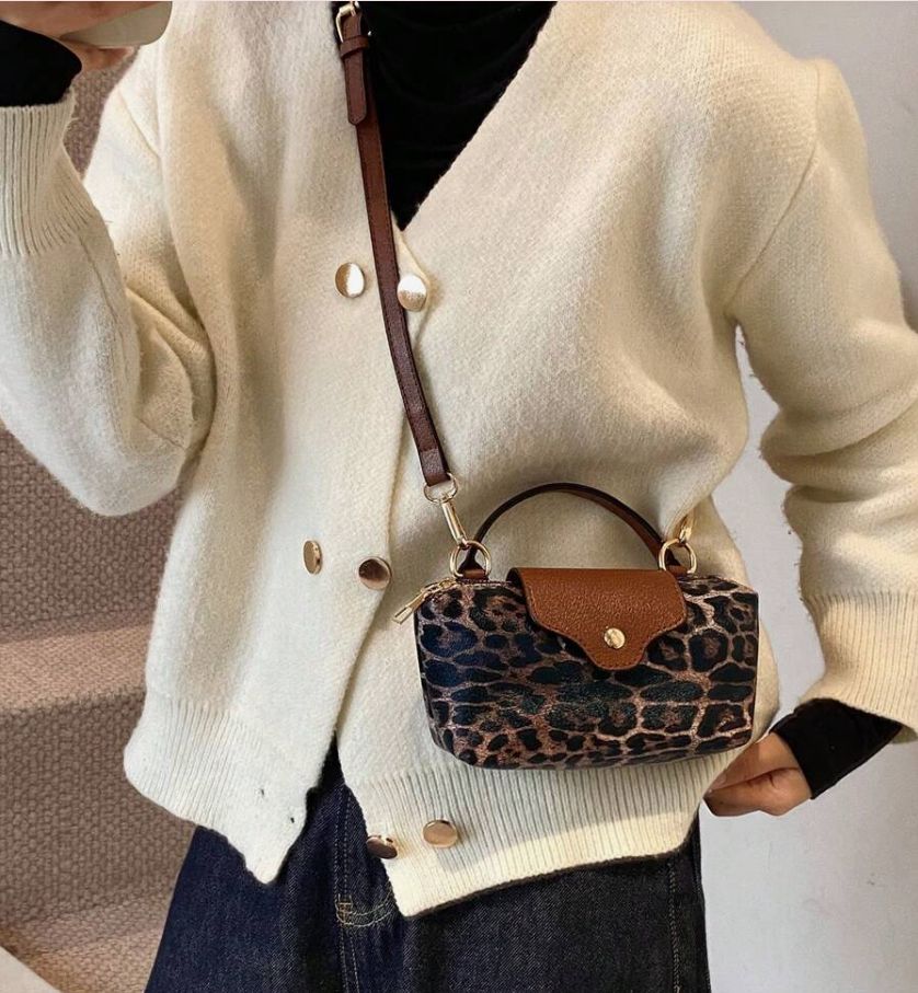 Versatile Leopard Print Handbag