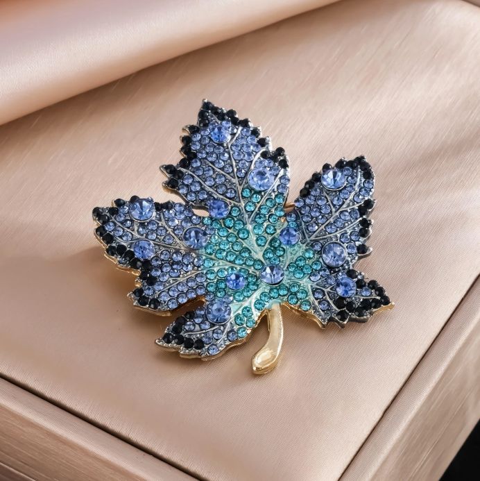 BROOCH Maple Leaf
