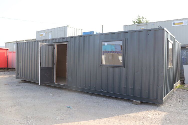 32&#39;X8&#39; BESPOKE CONTAINER CONVERSION