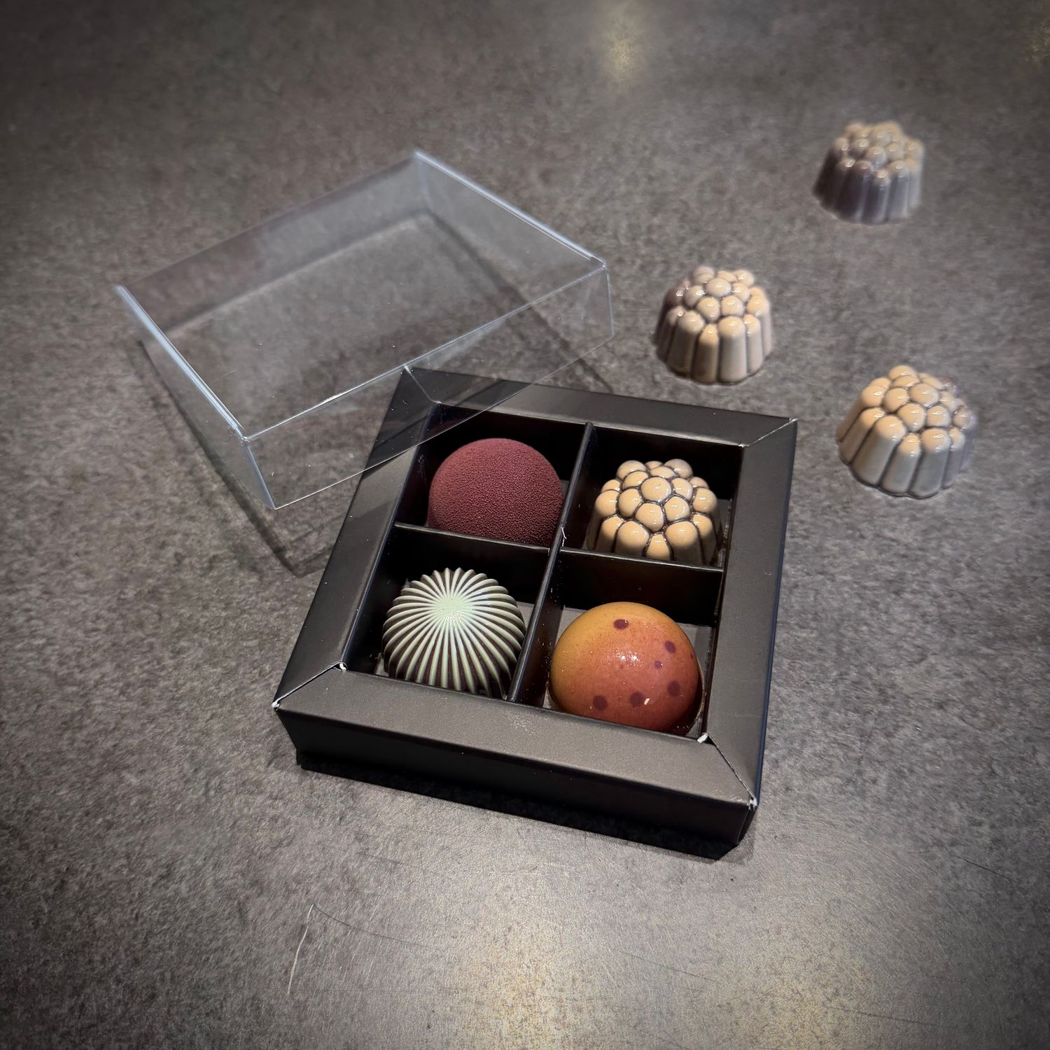 pralines 4 cacaoclub. (transparant deksel)