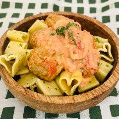 Boulettes de dinde, sauce rosée et lardons, Size: Individuel avec pâtes