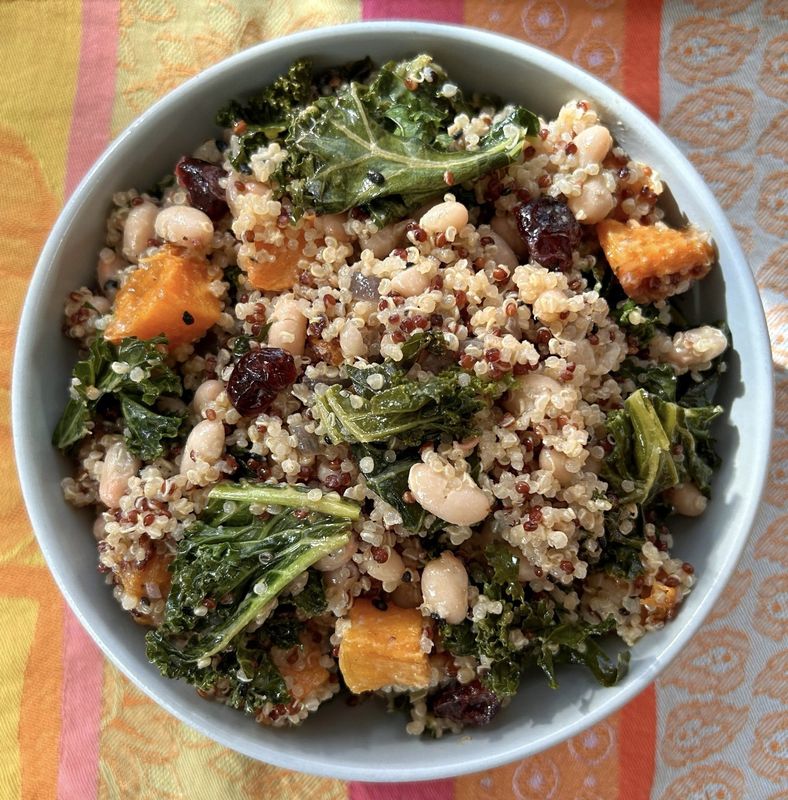 Salade de quinoa, kale et vinaigrette au tahini