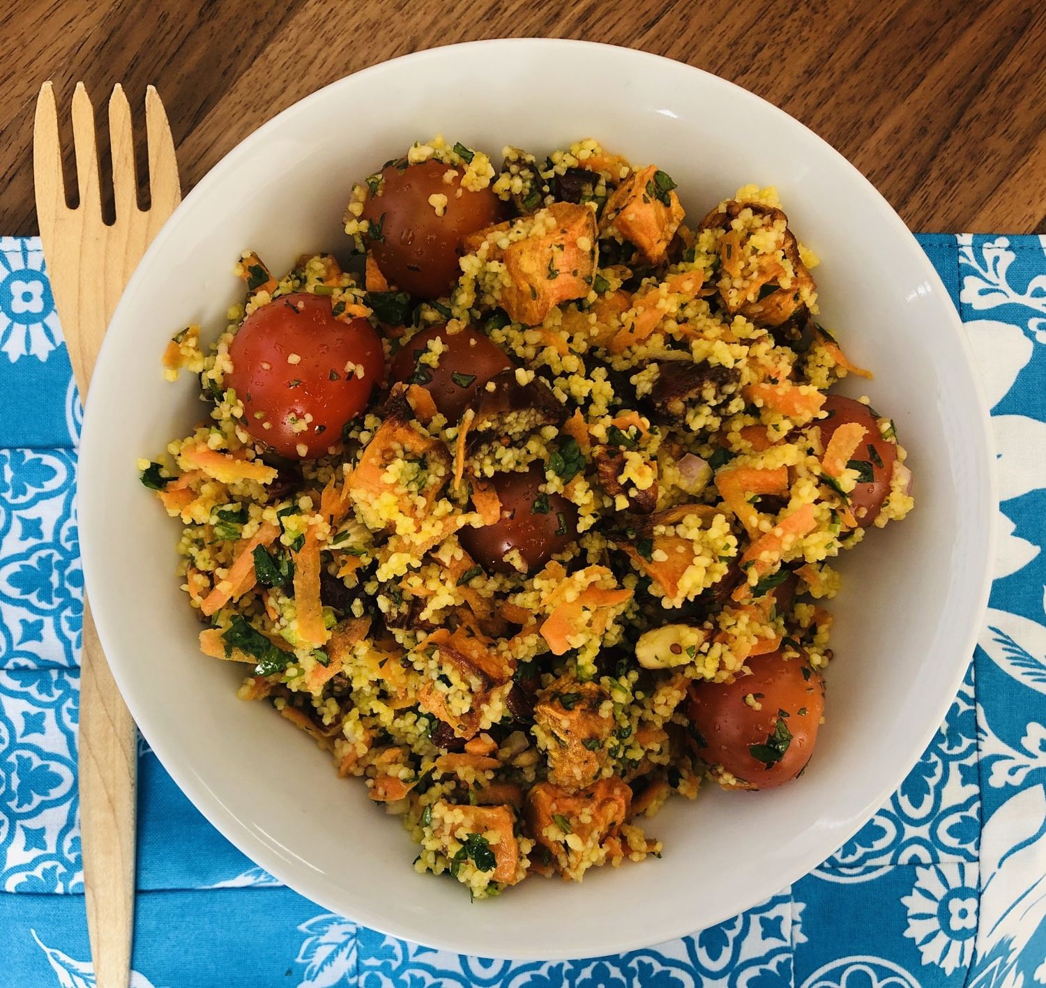 Salade de patate douce marocaine, dattes, amandes et couscous