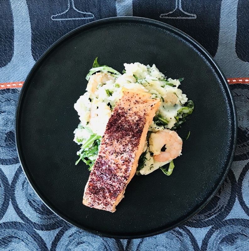 Saumon grillé sur purée de patate aux crevettes et roquette