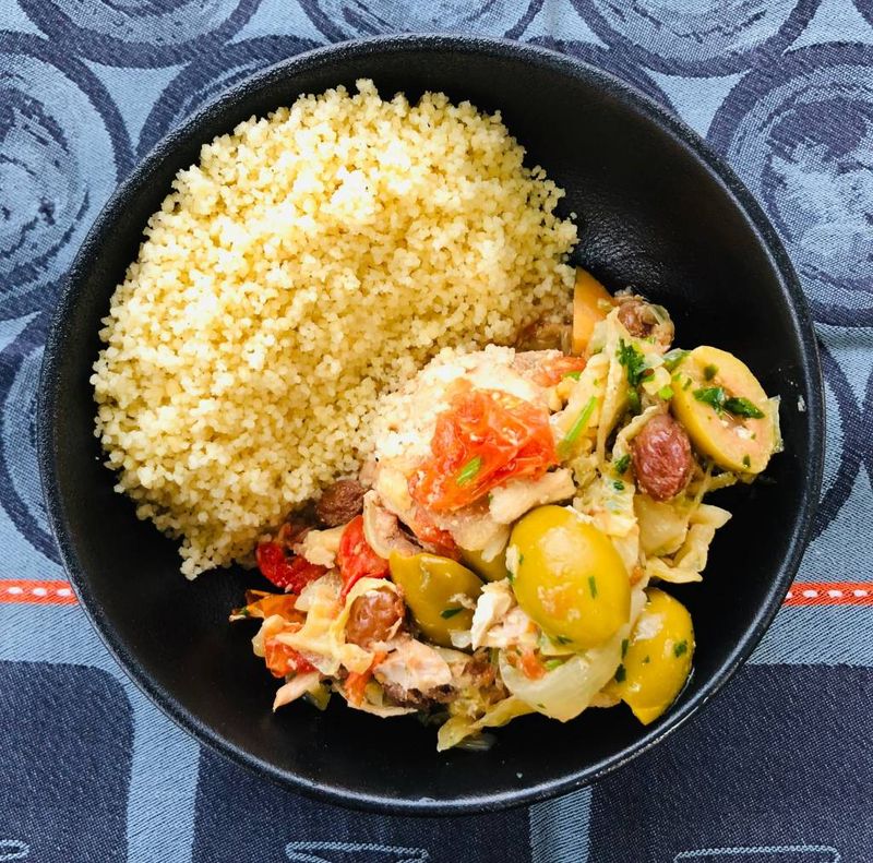 Tajine de poulet aux raisins et olives