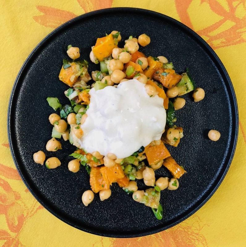Salade de pois chiches et vinaigrette au yogourt et tahini