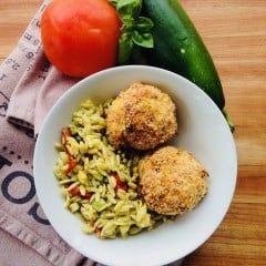 Croquettes de poulet aux herbes sur orzo