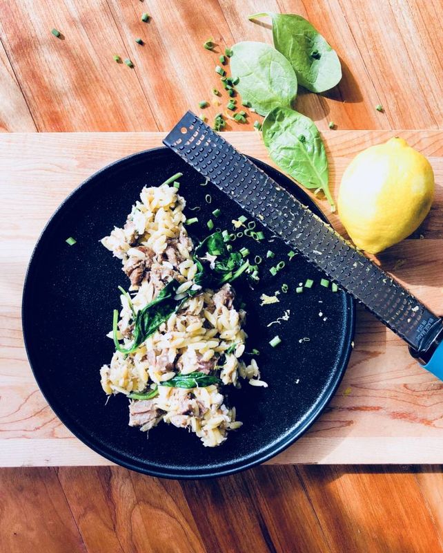 Orzo à l&#39;agneau, aux épinards et feta
