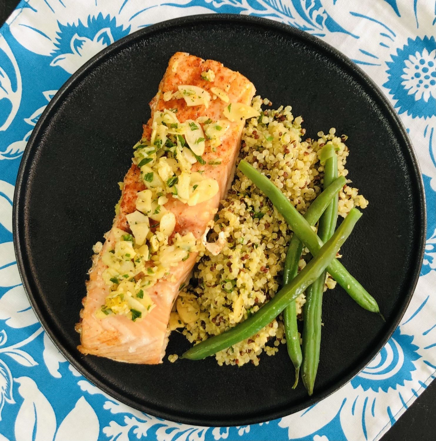 Saumon en croute d’amande sur quinoa et haricots