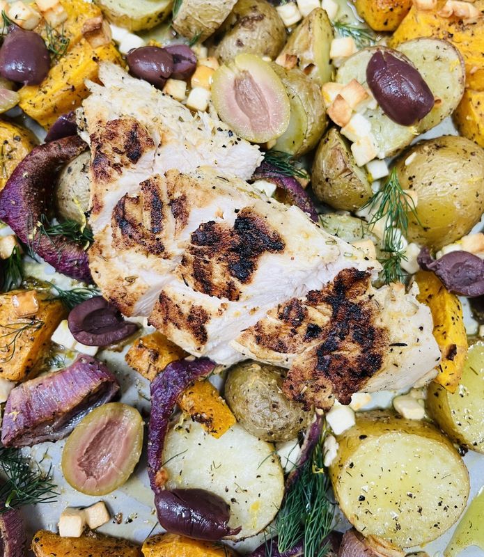 Poulet grillé à la grecque sur légumes et feta grillé