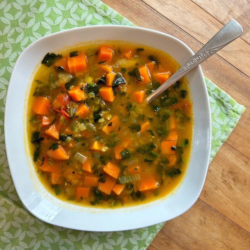 Soupe aux carottes, épinards, orge et lentilles corail