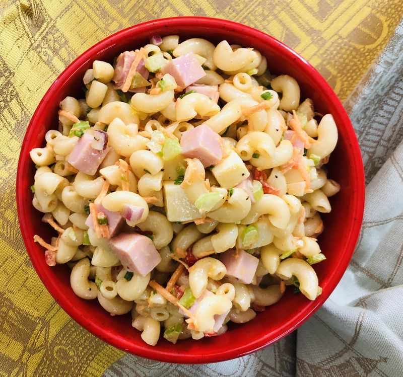 Salade de macaroni au jambon et fromage