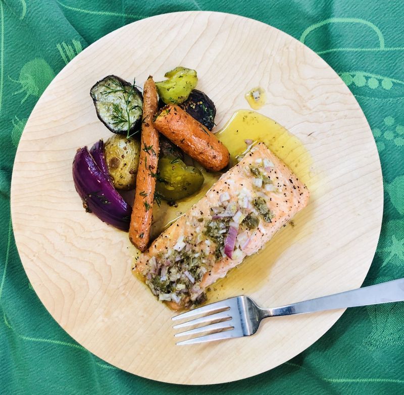 Saumon citron-câpres, patates rôties 